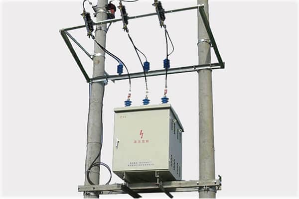 Pole mounted reactive power compensation panel